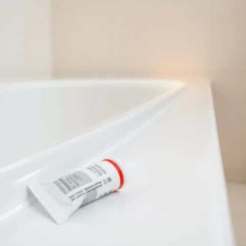 Czym przykleić listwę do wanny